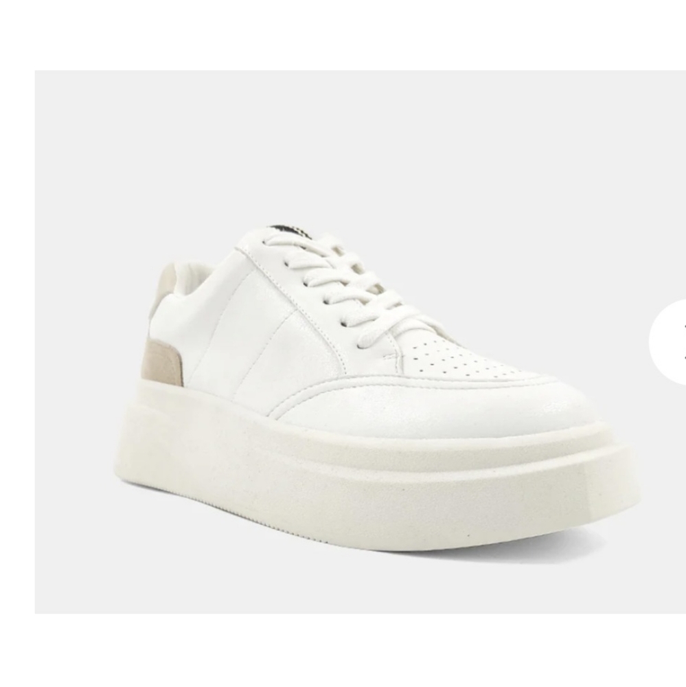 These are awesome sneaks but I have too many and just need to part with a few.